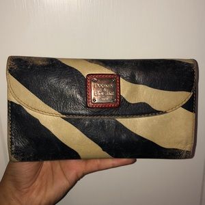 Dooney & Bourke worn leather printed wallet